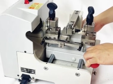 Q28 high precision key duplicating machine for iron, copper, and aluminum keys